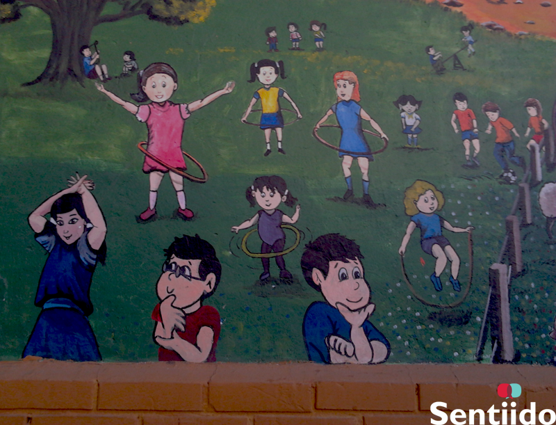 Mural del Hogar Infantil del ICBF en Paipa: mientras los niños piensan, las niñas juegan.
