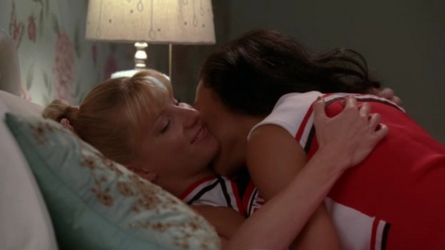 En series como Glee, las relaciones entre parejas del mismo sexo se asumen con la misma naturalidad que las heterosexuales. Foto: LesMedia.