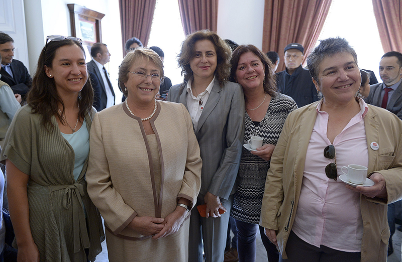 Imagen tomada durante la promulgación del Acuerdo de Unión Civil en Chile, iniciativa que beneficia tanto a parejas heterosexuales como del mismo sexo. Foto: Fundación Iguales. 