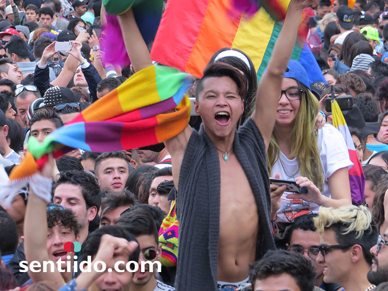 fotos y vídeos de la marcha del orgullo gay de Bogotá 2016