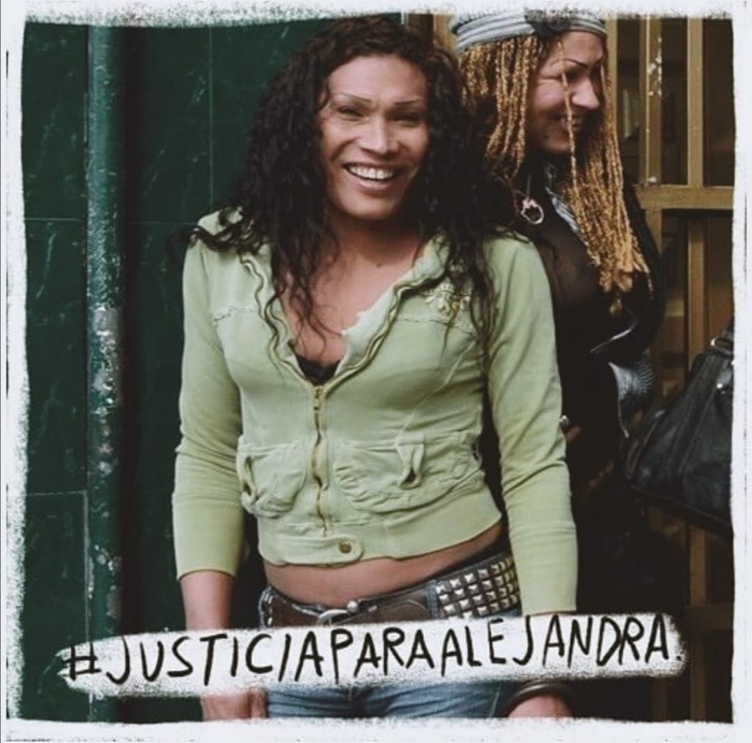 Foto de Alejandra Monocuco sonriendo. en la parte de abajo, un letrero que dice #Justiciaparaalejandra.
